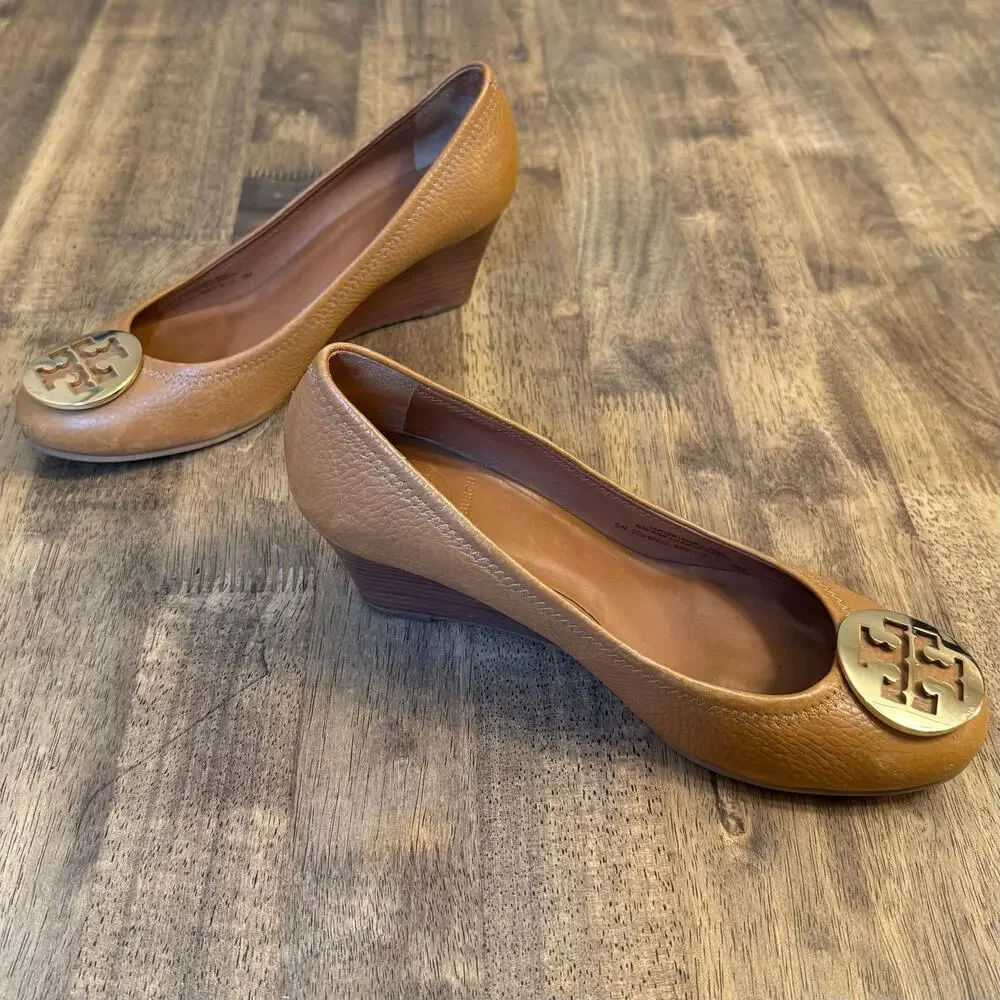 Tory Burch Sally Wedge Pebbled Leather Heel Gold Logo Medallion Round Women's 8M
